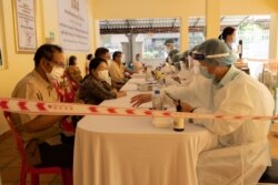 រូប​ឯកសារ៖ ប្រជាពលរដ្ឋដែលមានអាយុ ៦០ឆ្នាំឡើង បានមកទទួលការចាក់វ៉ាក់សាំងការពារជំងឺកូវីដ១៩ របស់ក្រុមហ៊ុន AstraZeneca នៅមន្ទីរពេទ្យបង្អែករាជធានីភ្នំពេញ កាលពីថ្ងៃទី២៣ ខែមីនា ឆ្នាំ២០២១។ (ទុំ ម្លិះ/វីអូអេ)