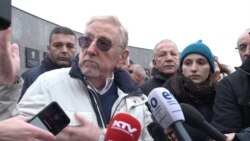 Vilijem Voker u razgovoru sa novinarima tokom obeležavanja 21. godišnjice masakra u Račku (Foto: VOA)