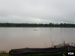 អ្នក​នេសាទ​ម្នាក់​បាន​ប្រមូល​សំណាញ៉​នេសាទ​ត្រី​លើ​ទន្លេ​មេគង្គ​ក្បែរ​ស្រុក Chiang Khan ប្រទេស​ថៃ កាល​ពី​ថ្ងៃ​ទី ២៤ កក្កដា​ ២០១៦។ (នៅ​ វណ្ណារិន/VOA​)