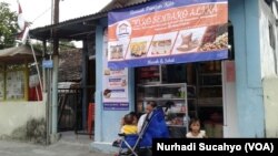 Toko sembako Alika, usaha yang dijalankan mantan jurnalis Koran Sindo, Mahadeva Wahyu di Yogyakarta (foto: VOA/Nurhadi Sucahyo)