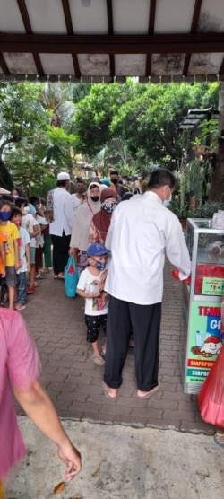 Antrean warga untuk mendapatkan nasi gratis. (Foto: Courtesy)