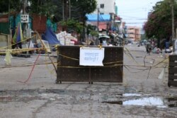 បារ៉ាស និងខ្សែរចងបិទផ្លូវចូលតំបន់ក្រហម ក្នុងសង្កាត់បឹងសាឡាង ខណ្ឌទួលគោក ក្នុងអំឡុងពេលបិទខ្ទប់ នៅរាជធានីភ្នំពេញ នៅថ្ងៃទី២៣ ខែមេសា ឆ្នាំ២០២១។ (កាន់ វិច្ឆិកា/វីអូអេ)