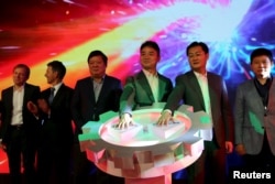 京东首席执行官兼创始人刘强东和腾讯董事长兼首席执行官马化腾2015年10月17日在北京参加这两个集团的战略合作发布会。