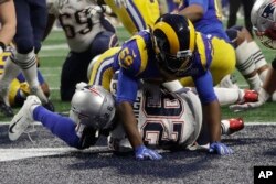 지난 3일 뉴잉글랜드 패트리어츠의 소니 미첼 선수가 ‘슈퍼볼(Super Bowl)’ 53번째 경기 후반전에서 터치다운을 하고 있다.