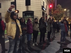 FILE - Protesters gather in Chicago after the release of a video showing police shooting Laquan McDonald. (C. Presutti/VOA)