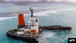 Une vue aérienne prise à Maurice le 17 août 2020 montre le vraquier MV Wakashio, appartenant à une société japonaise mais battant pavillon panaméen, qui s'était échoué et s'était brisé en deux près du parc marin de Blue Bay.