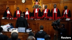 Les juges de la Cour suprême kenyane lors d’une audience sur le recours de l’opposition contre les résultats de la présidentielle à Nairobi, Kenya, 28 août 2017.