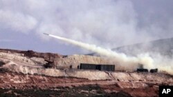 Militer Turki melakukan serangan artileri terhadap posisi milisi Kurdi di Afrin, Suriah utara (9/2). 