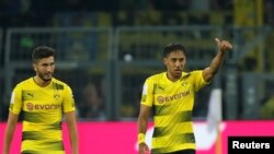 Pierre-Emerick Aubameyang et Nuri Sahin après le deuxième but de leur équipe contre FC Bayern Munich lors de la Supercoupe DFL à Dortmund, Allemagne, 5 août 2017.