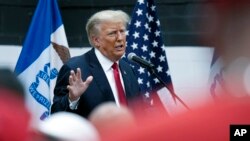 도널드 트럼프 전 대통령이 1일 아이오와주 디모인에서 열린 지지 집회에 참석했다.