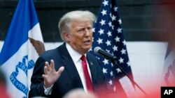 អតីតប្រធានាធិបតីសហរដ្ឋអាមេរិក លោក Donald Trump ថ្លែអនៅក្នុងយុទ្ធនាការមួយទៅកាន់ក្រុមអ្នកធ្វើការស្ម័គ្រ នៅទីក្រុង Des Moines រដ្ឋ Iowa កាលពីថ្ងៃទី ១ ខែមិថុនា ឆ្នាំ ២០២៣។ 