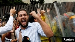 Juan Requesens, député de la coalition vénézuélienne des partis d'opposition (MUD), fait face aux gardes nationaux lors d'une manifestation devant la Cour suprême à Caracas, Venezuela, le 30 mars 2017.