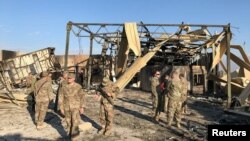 ទាហាន​អាមេរិក​ពិនិត្យ​កន្លែង​ដែល​រង​ការ​បាញ់​ដោយ​មីស៊ីល​អ៊ីរ៉ង់ ទៅ​លើ​មូលដ្ឋាន​ទ័ព​ Ain al-Asad ក្នុង​ខេត្ត Anbar ប្រទេស​អ៊ីរ៉ាក់ កាលពី​ថ្ងៃ​ទី​១៣​ មករា ២០២០។