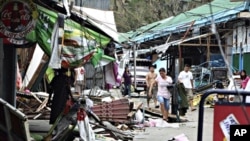 People save their belongings in Ilagan township, a day after typhoon Megi (local name 'Juan') barreled through Isabela province in northeastern Philippines, 19 Oct. 2010