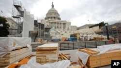 正在搭建的总统宣誓就职大典平台（2016年12月8日）