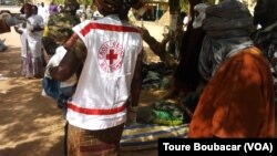 Des secouristes sont sur place pour venir en aide aux blessers après un attentat-suicide à Gao, au Mali, le 18 janvier 2017. (VOA/Toure Boubacar) 