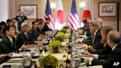 2015年4月27日，日本外相岸田文雄（左）、防卫相中谷元（左二）和美国国务卿克里（右三）、国防部长卡特（照片中见不到）等外交和防务官员在纽约会晤。