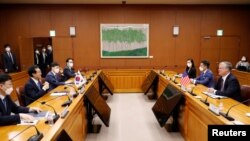 스티븐 비건 미 국무부 부장관 겸 대북정책특별대표가 지난 7월 서울 외교부 청사에서 이도훈 외교부 한반도평화교섭본부장과 회동을 하고 있다. 