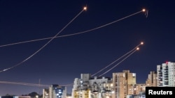 Sistem anti-rudal Iron Dome Israel mencegat roket yang diluncurkan dari Jalur Gaza. Israel mengatakan sistem pertahanan “Iron Dome”-nya berhasil menembak jatuh 99 persen dari 320 hulu ledak Iran. (Foto: Reuters)