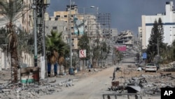 Sejumlah bangunan yang hancur akibat serangan udara Israel yang terus berlanjut terhadap Kota Gaza, Sabtu, 28 Oktober 2023. (Foto: Abed Khaled/AP Photo)