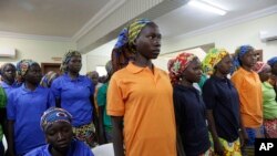 Siswi Chibok, yang baru saja dibebaskan dari sandera ekstremis Nigeria, 8 Mei 2017, di Abuja, Nigeria. (Foto: dok).