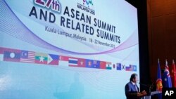 Menlu Malaysia Anifah Aman berbicara kepada media pada pembukaan KTT ASEAN di Kuala Lumpur, Rabu (18/11).