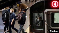 미국 뉴욕시 지하철과 승객들.