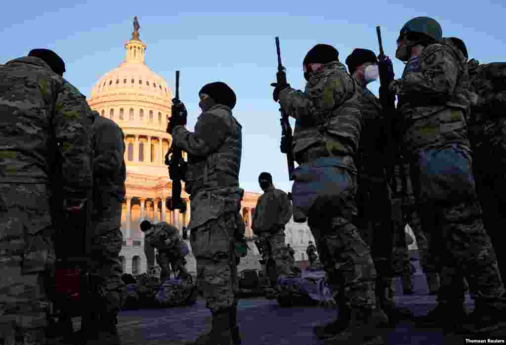 미국 연방 하원이 도널드 트럼프 대통령 탄핵을 논의하는 가운데, 의사당 안팎의 보안 강화를 위해 주방위군 병력이 배치됐습니다.