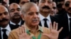 Pemimpin kelompok oposisi Pakistan Shehbaz Sharif berbicara kepada media di Mahkamah Agung Paskitan di Islamabad, pada 7 April 2022. (Foto: Reuters/Akhtar Soomro)