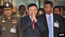 Mantan Perdana Menteri Thailand Thaksin Shinawatra menyapa para pendukungnya setelah mendarat di Bandara Don Mueang Bangkok pada 22 Agustus 2023. (Foto: AFP)