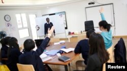 សិស្ស​រៀន​នៅ​សាលា​មួយ​នៅ​ក្នុង​ក្រុង Changzhou ខេត្ត Jiangsu កាលពី​ថ្ងៃទី១០ ខែមករា ឆ្នាំ២០១៣