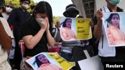 រូបឯកសារ៖ ក្រុម​បាតុករ​មីយ៉ាន់ម៉ា​នាំ​គ្នា​គោរព​វិញ្ញាណក្ខន្ធ​របស់​នាង Mya Thwate Thwate Khaing ដែល​ជា​បាតុករ​ម្នាក់​ដែល​ត្រូវ​បាន​ប៉ូលិស​បាញ់​ចំ​ក្បាល​ស្លាប់​នៅ​ទីក្រុង​ណៃពិដោ ថ្ងៃទី២០ ខែកុម្ភៈ ឆ្នាំ២០២១។