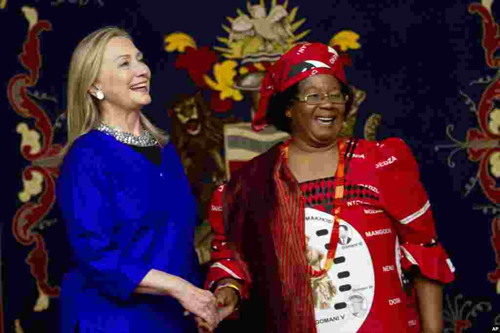 Hillary Clinton meets with Malawi&#39;s President Joyce Banda at the State House in Lilongwe, Malawi, August 5, 2012.