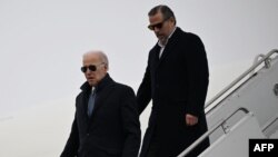 Predsednik Bajden i njegov sin Hanter na aerodromu nacionalne garde u Sirakjuzu u Njujorku, 4. februara 2023. (Foto: AFP/Andrew Caballero Reynolds)