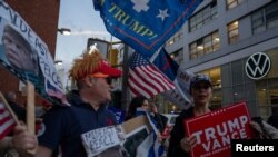 ผู้สนับสนุนโดนัลด์ ทรัมป์ และเจ ดี เเวนซ์ คู่ตัวเเทนชิงตำแหน่งปธน.และรองปธน.สหรัฐฯ แห่งพรรครีพับลิกัน ที่นครนิวยอร์ก 1 ต.ค. 2024