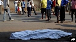 Un cadavre dans la rue à Bujumbura, le 21 juillet 2015. (AP Photo/Jerome Delay)