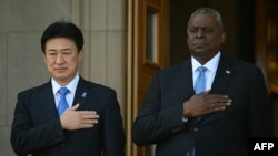 로이드 오스틴(오른쪽) 미 국방장관이 4일 워싱턴 D.C. 인근 버지니아주 펜타곤(미 국방부 청사)에서 기하라 미노루 일본 방위상과 회동하고 있다.