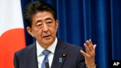 លោក Shinzo Abe នាយករដ្ឋមន្ត្រីជប៉ុន ថ្លែងនៅក្នុងសន្និសីទសារព័ត៌មានមួយដែលលោកបានប្រកាសអំពីគម្រោងលាលែងពីតំណែងរបស់លោកដោយសារបញ្ហាសុខភាព នៅវិមាននាយករដ្ឋមន្ត្រី ក្នុងទីក្រុងតូក្យូ ប្រទេសជប៉ុន ថ្ងៃទី២៨ ខែសីហា ឆ្នាំ២០២០។