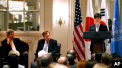 지난달 23일 뉴욕 월도프아스토리아 호텔에서 열린 북한 인권 행사에서 존 케리 미국 국무장관(왼쪽)과 로버트 킹 북한인권특사가 북한 정치범 수용소 출신 탈북자 신동혁 씨의 연설을 듣고 있다.