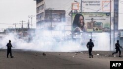 La police lance des gaz lacrymogènes contre des manifestants lors d'une marche contre Kabila à Kinshasa, le 21 janvier 2018 
