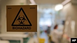 Para ilmuwan bekerja di laboratorium di Institut Pasteur sedang mengembangkan pengujian cepat virus korona, Paris, 6 February 2020.