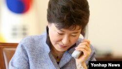 박근혜 한국 대통령이 2일 청와대에서 반기문 유엔 사무총장과 통화하고 있다.