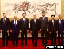 지난 5월 무역협상을 위해 중국을 방문한 스티븐 므누신 미 재무장관(왼쪽에서 세 번째) 등 미국대표단이 류허 중국 부총리(왼쪽에서 네 번째)와 중국 관리들을 만나 회의를 했다.