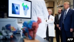 Président Donald Trump na NIH (National Institutes of Health) na masolo ya bato ba zebi mpo bokelami ya vaccin ya COVID-19, Bethesda, Maryland, Etats-Unis, 3 mars 2020.