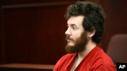 James Holmes pada saat hadir di pengadilan (27/3). Jaksa akan menuntut Holmes dengan hukuman mati. 