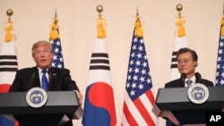 2017년 11월. 한국 청와대에서 열린 공동기자회견에서 발언하는 미한 정상(자료사진) 