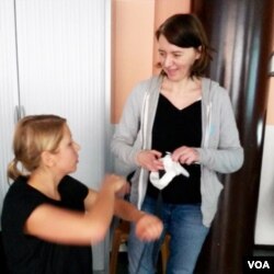 Gosia Kotula (l) at first aid training course at a Paris fire station, Jan 19, 2016 (VOA/ Lisa Bryant).