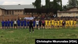 Des jeunes burundais jouent un match de football le jour de la célébration de la journée internationale de lutte contre le diabète, sur le terrain de Buyenzi, à Bujumbura, novembre 2016. VOA Christophe Nkurunziza. 