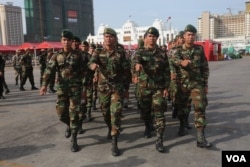 កងទ័ព​ដែល​ត្រូវ​បាន​បញ្ជូន​មក​ត្រៀម​ចូល​រួមកម្មវិធី​បើក​ការ​ប្រកួត​កីឡា​កង​យោធពល​ខេមរ​ភូមិន្ទ​ នៅ​មជ្ឈមណ្ឌល​កោះពេជ្រ នៅ​រាជធានី​ភ្នំពេញ កាលពី​ព្រឹកថ្ងៃទី៥ ខែមករា ឆ្នាំ​២០១៧។ (កាន់ ​វិច្ឆិកា/VOA)