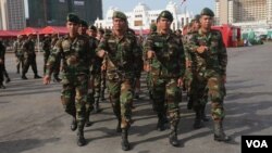 រូបឯកសារ៖ កងទ័ព​ដែល​ត្រូវ​បាន​បញ្ជូន​មក​ត្រៀម​ចូល​រួមកម្មវិធី​បើក​ការ​ប្រកួត​កីឡា​កង​យោធពល​ខេមរ​ភូមិន្ទ​ នៅ​មជ្ឈមណ្ឌល​កោះពេជ្រ នៅ​រាជធានី​ភ្នំពេញ កាលពី​ព្រឹកថ្ងៃទី៥ ខែមករា ឆ្នាំ​២០១៧។ (កាន់ ​វិច្ឆិកា/VOA) 